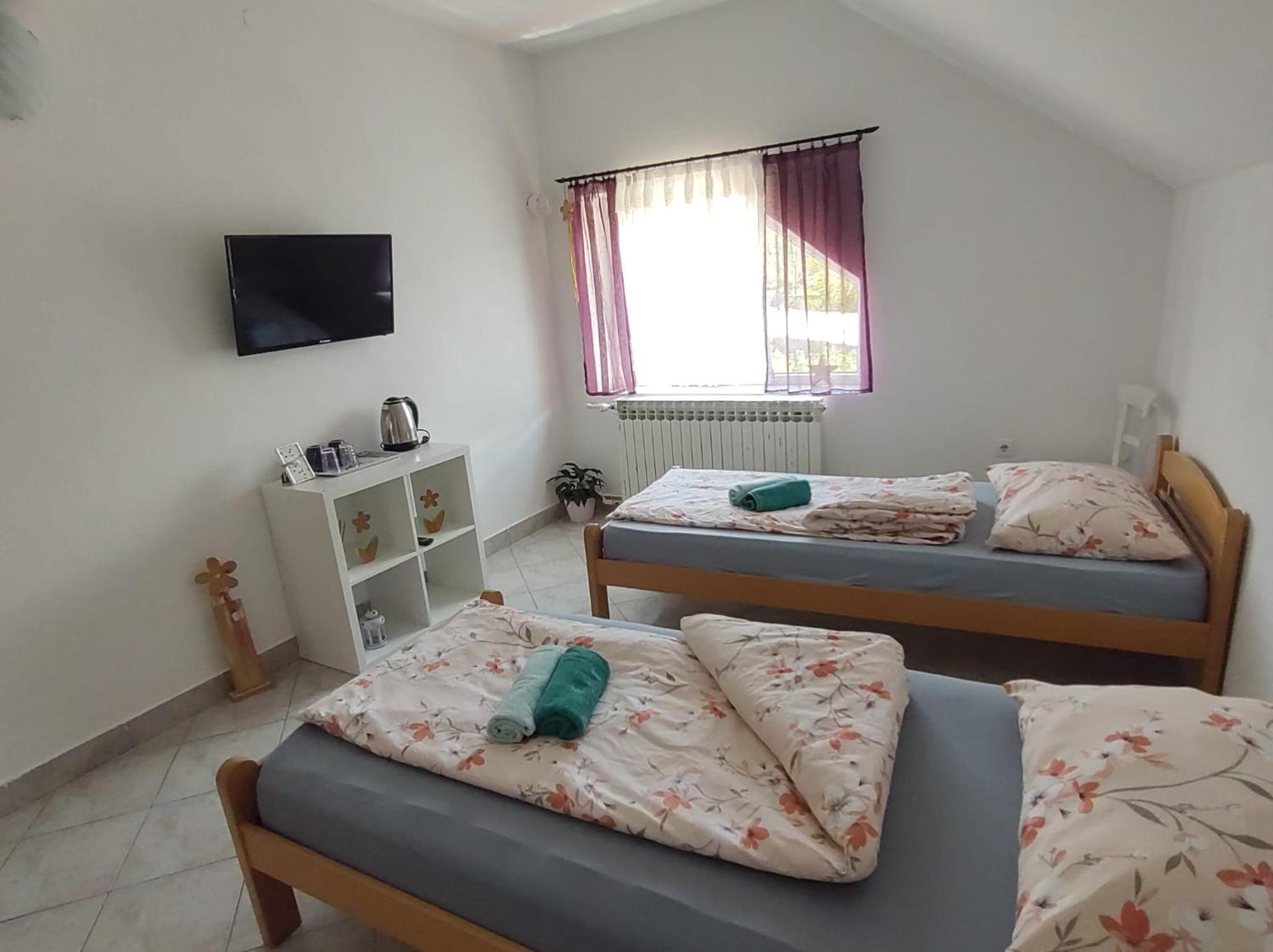 Apartment Ada Bed & Breakfast Gračac Szoba fotó